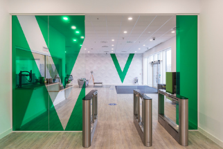 Aufbau einer Herausforderermarke in einer risikoscheuen Branche